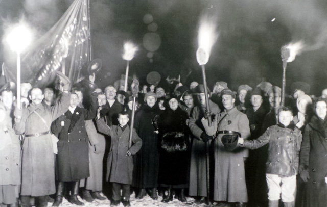 Hình ảnh Cách mạng Tháng Mười Nga và Bác Hồ với nhân dân Xô Viết