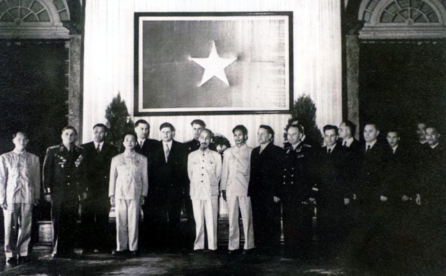 Hình ảnh Cách mạng Tháng Mười Nga và Bác Hồ với nhân dân Xô Viết