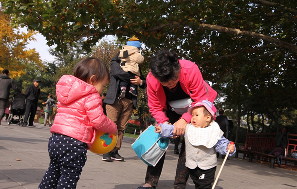 Cha mẹ hy sinh tuổi già để lên thành phố làm osin không công cho con