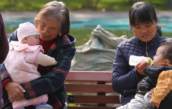 Cha mẹ hy sinh tuổi già để lên thành phố làm osin không công cho con