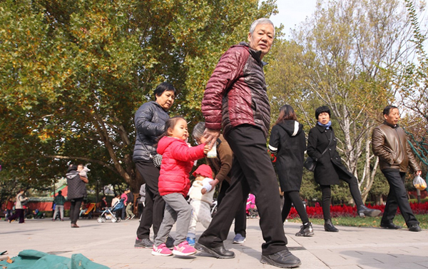 Cha mẹ hy sinh tuổi già để lên thành phố làm osin không công cho con