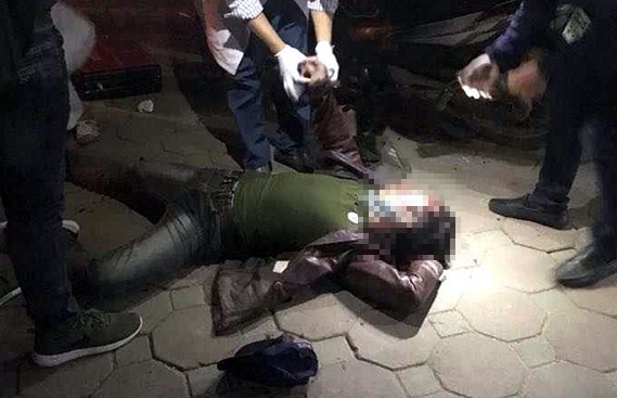 Nam thanh niên bị nhóm người đi ô tô chém gục giữa đường