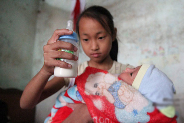 Cảm động cảnh chị 10 tuổi chăm sóc đàn em trong gia đình mẹ 29 tuổi sinh 8 con