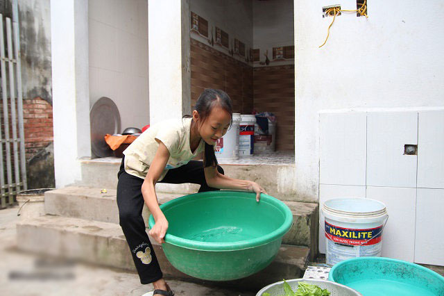 Cảm động cảnh chị 10 tuổi chăm sóc đàn em trong gia đình mẹ 29 tuổi sinh 8 con