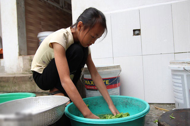 Cảm động cảnh chị 10 tuổi chăm sóc đàn em trong gia đình mẹ 29 tuổi sinh 8 con