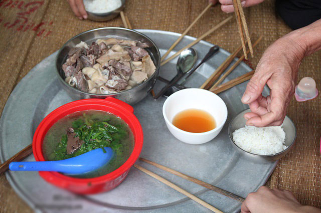 Cảm động cảnh chị 10 tuổi chăm sóc đàn em trong gia đình mẹ 29 tuổi sinh 8 con