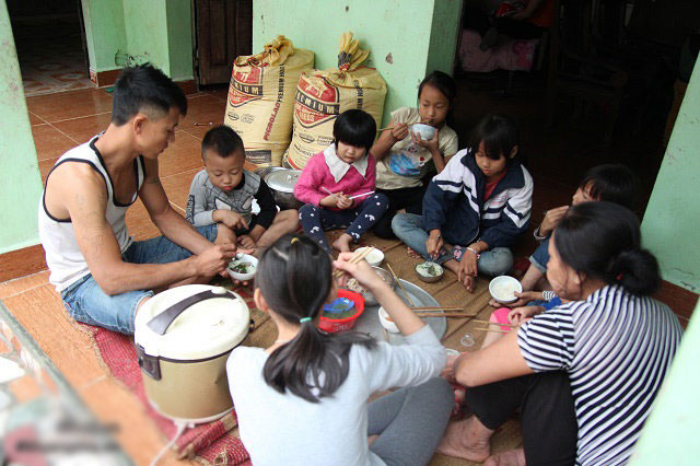 Cảm động cảnh chị 10 tuổi chăm sóc đàn em trong gia đình mẹ 29 tuổi sinh 8 con