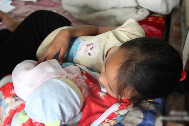 Cảm động cảnh chị 10 tuổi chăm sóc đàn em trong gia đình mẹ 29 tuổi sinh 8 con