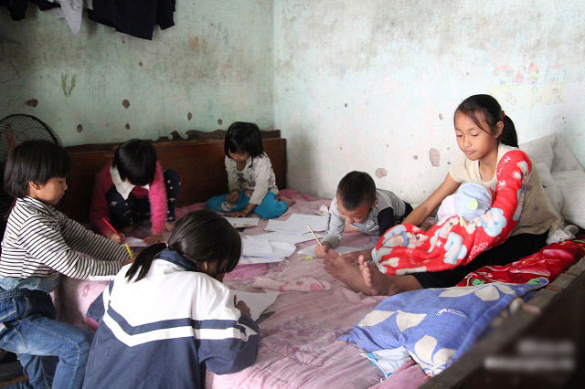 Cảm động cảnh chị 10 tuổi chăm sóc đàn em trong gia đình mẹ 29 tuổi sinh 8 con