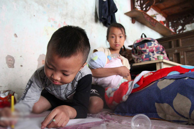 Cảm động cảnh chị 10 tuổi chăm sóc đàn em trong gia đình mẹ 29 tuổi sinh 8 con