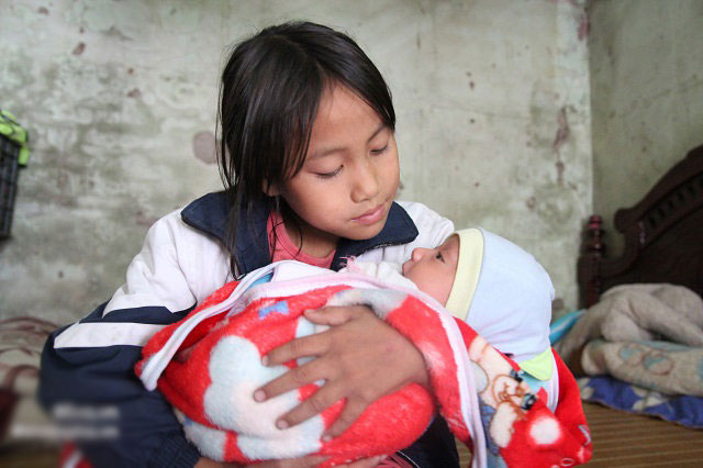 Cảm động cảnh chị 10 tuổi chăm sóc đàn em trong gia đình mẹ 29 tuổi sinh 8 con