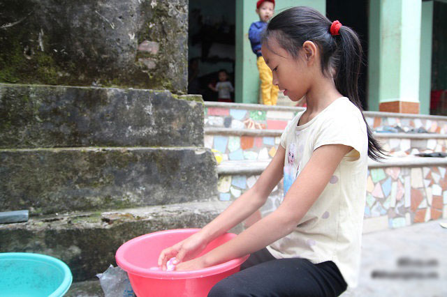 Cảm động cảnh chị 10 tuổi chăm sóc đàn em trong gia đình mẹ 29 tuổi sinh 8 con