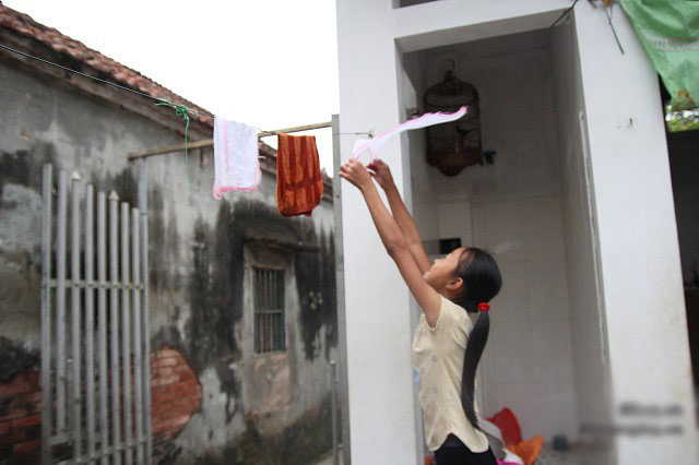 Cảm động cảnh chị 10 tuổi chăm sóc đàn em trong gia đình mẹ 29 tuổi sinh 8 con