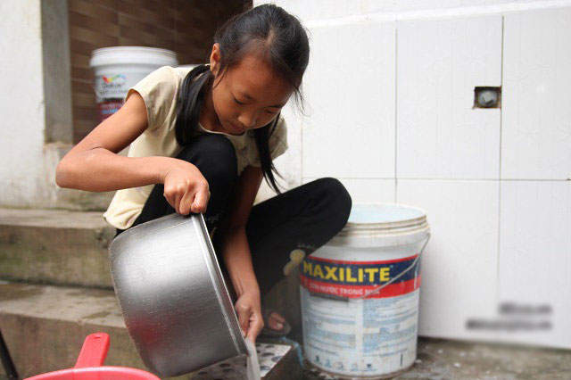 Cảm động cảnh chị 10 tuổi chăm sóc đàn em trong gia đình mẹ 29 tuổi sinh 8 con