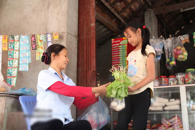 Cảm động cảnh chị 10 tuổi chăm sóc đàn em trong gia đình mẹ 29 tuổi sinh 8 con