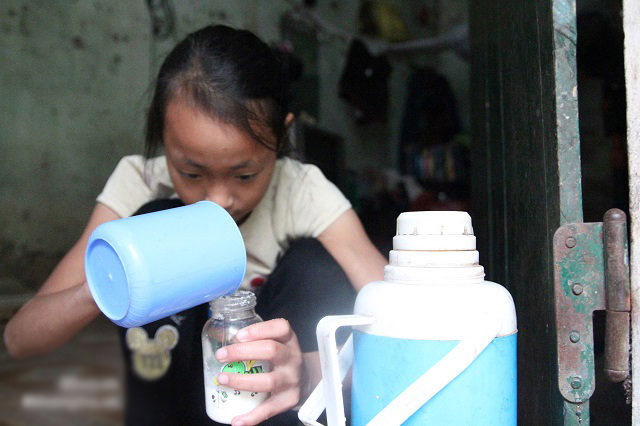 Cảm động cảnh chị 10 tuổi chăm sóc đàn em trong gia đình mẹ 29 tuổi sinh 8 con