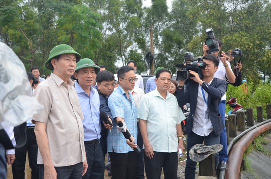 Chủ tịch nước Trần Đại Quang vào tận vùng lũ thăm người dân