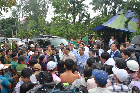 Chủ tịch nước Trần Đại Quang vào tận vùng lũ thăm người dân