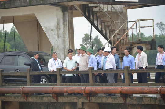 Chủ tịch nước Trần Đại Quang vào tận vùng lũ thăm người dân