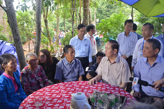 Chủ tịch nước Trần Đại Quang vào tận vùng lũ thăm người dân