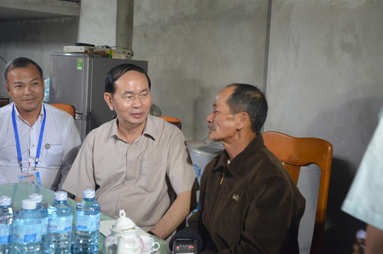 Chủ tịch nước Trần Đại Quang vào tận vùng lũ thăm người dân