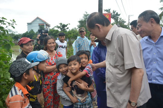Chủ tịch nước Trần Đại Quang vào tận vùng lũ thăm người dân