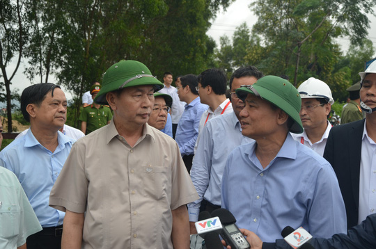 Chủ tịch nước Trần Đại Quang vào tận vùng lũ thăm người dân