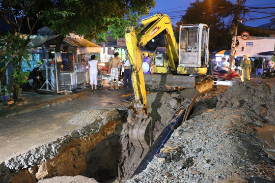 Bị vùi dưới đất hơn 30 phút, 1 công nhân đào đường tử vong