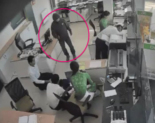 Hà Nội: Tên cướp lao vào ngân hàng giật 200 triệu đồng của người phụ nữ mang tiền đi gửi