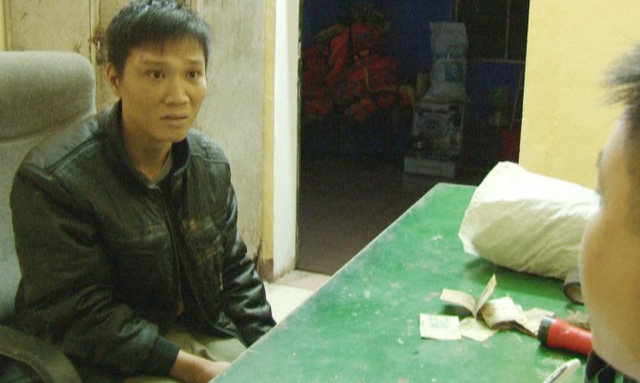 Tên cướp gọi taxi trong đêm mưa lũ rồi dùng dao khống chế tài xế