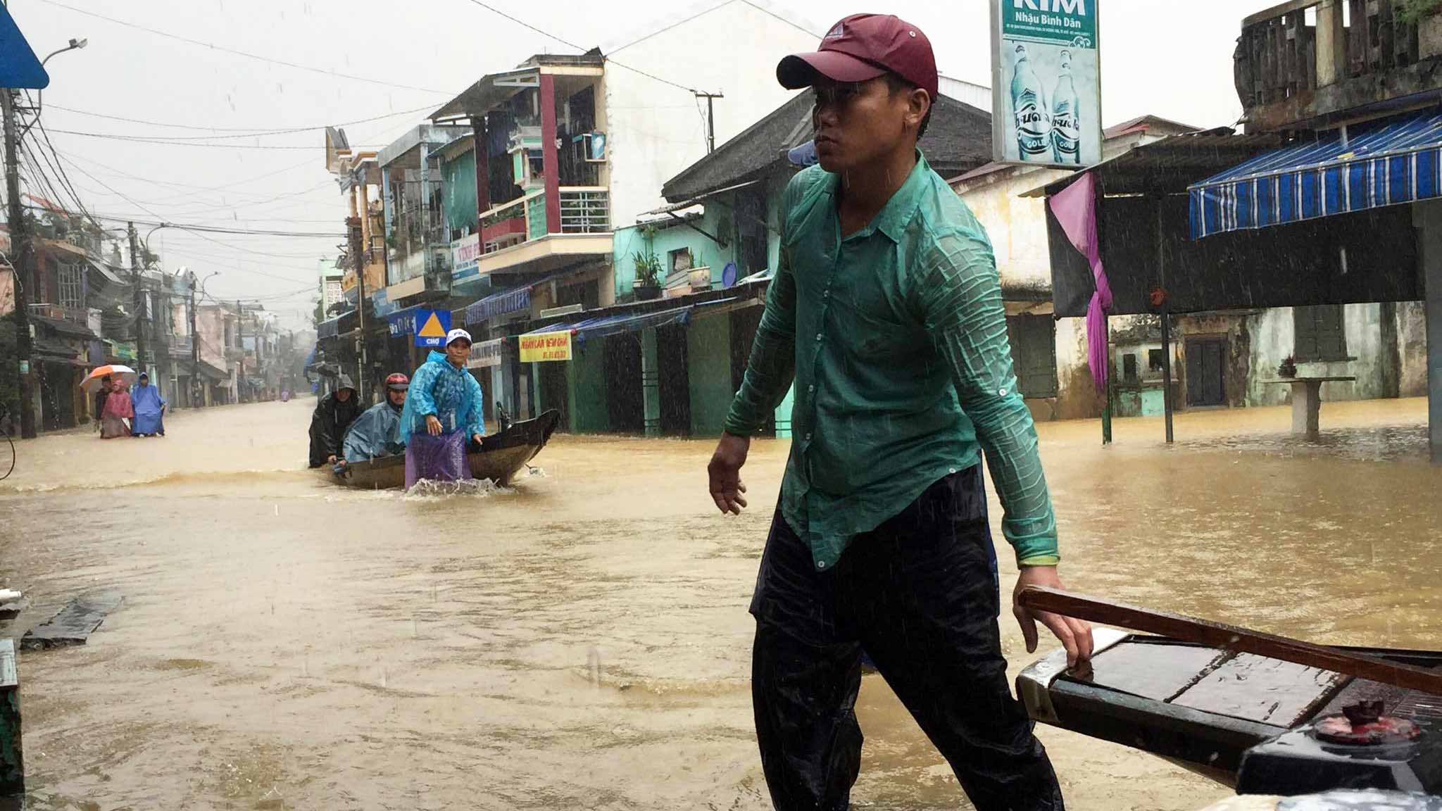 Mưu sinh trên phố ngập lũ ở Huế hốt bạc triệu mỗi ngày