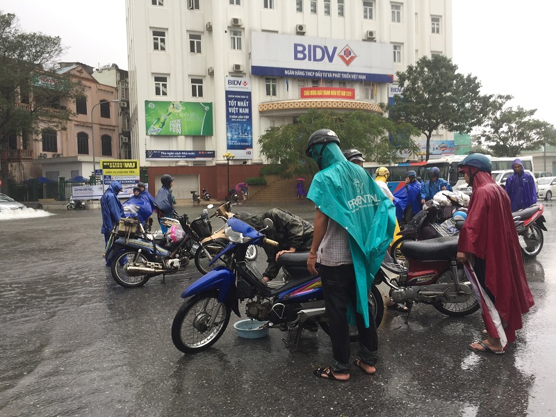 Mưu sinh trên phố ngập lũ ở Huế hốt bạc triệu mỗi ngày