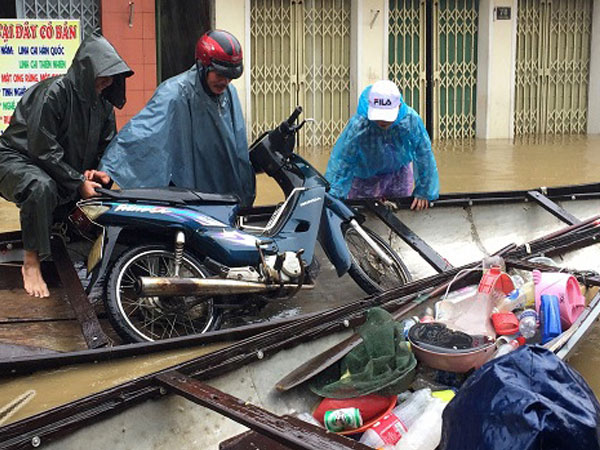 Mưu sinh trên phố ngập lũ ở Huế hốt bạc triệu mỗi ngày