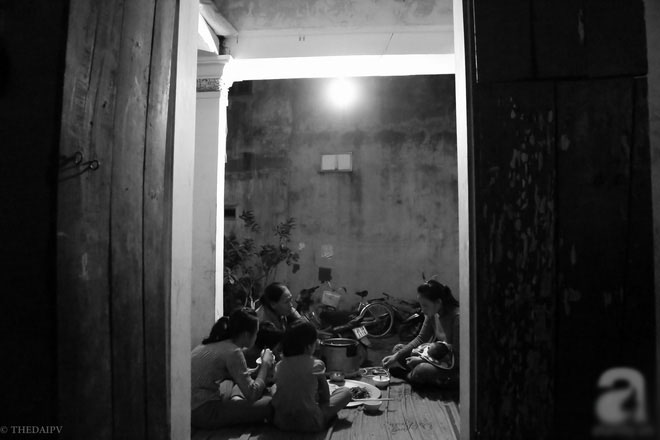 Cảnh nhà bề bộn mà rộn tiếng cười của mẹ siêu mắn đẻ, 29 tuổi có 8 đứa con ở Hà Nội