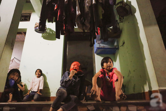 Cảnh nhà bề bộn mà rộn tiếng cười của mẹ siêu mắn đẻ, 29 tuổi có 8 đứa con ở Hà Nội