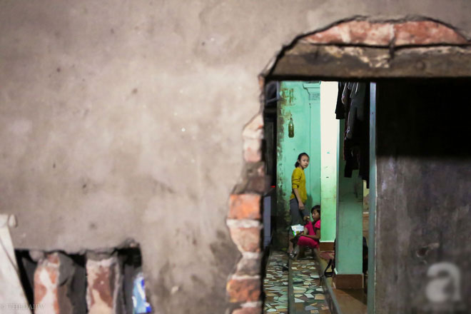 Cảnh nhà bề bộn mà rộn tiếng cười của mẹ siêu mắn đẻ, 29 tuổi có 8 đứa con ở Hà Nội