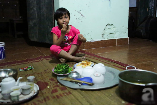 Cảnh nhà bề bộn mà rộn tiếng cười của mẹ siêu mắn đẻ, 29 tuổi có 8 đứa con ở Hà Nội