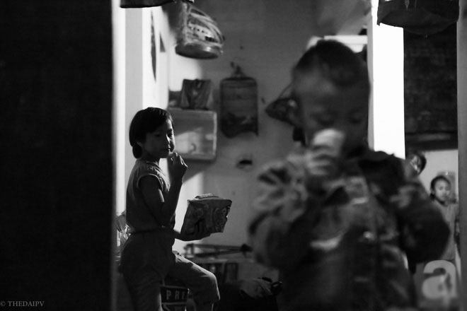 Cảnh nhà bề bộn mà rộn tiếng cười của mẹ siêu mắn đẻ, 29 tuổi có 8 đứa con ở Hà Nội