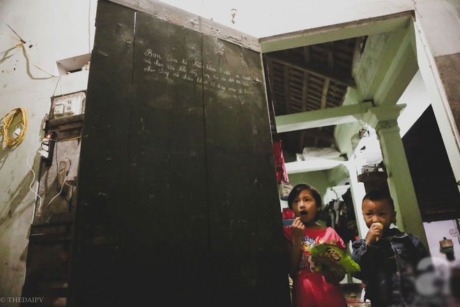 Cảnh nhà bề bộn mà rộn tiếng cười của mẹ siêu mắn đẻ, 29 tuổi có 8 đứa con ở Hà Nội