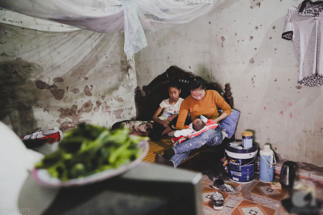 Cảnh nhà bề bộn mà rộn tiếng cười của mẹ siêu mắn đẻ, 29 tuổi có 8 đứa con ở Hà Nội