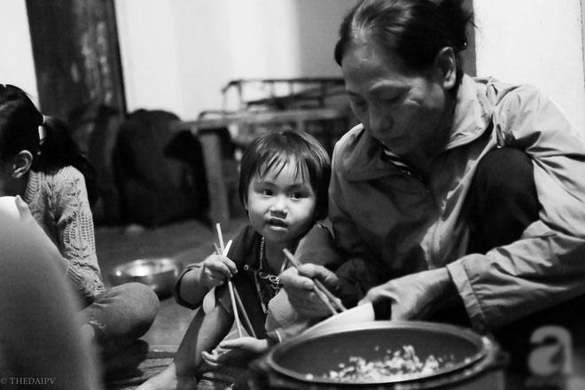 Cảnh nhà bề bộn mà rộn tiếng cười của mẹ siêu mắn đẻ, 29 tuổi có 8 đứa con ở Hà Nội