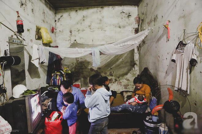 Cảnh nhà bề bộn mà rộn tiếng cười của mẹ siêu mắn đẻ, 29 tuổi có 8 đứa con ở Hà Nội Cảnh nhà bề bộn mà rộn tiếng cười của mẹ siêu mắn đẻ, 29 tuổi có 8 đứa con ở Hà Nội