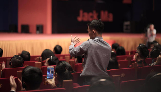 Chàng trai fan cuồng trong talkshow với Jack Ma tiết lộ: Bạn bè ai cũng nói tôi giống ông ấy! Chàng trai fan cuồng trong talkshow với Jack Ma tiết lộ: Bạn bè ai cũng nói tôi giống ông ấy!