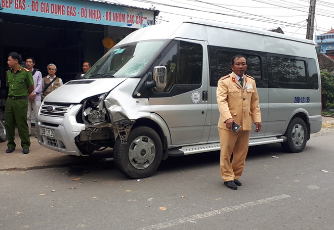 Người đàn ông đi xe máy tử vong sau cú tông đối đầu ôtô khách