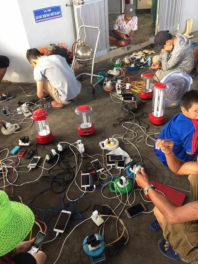 Giữa cảnh tan hoang sau bão số 12, đây là hình ảnh ấm áp, lay động lòng người