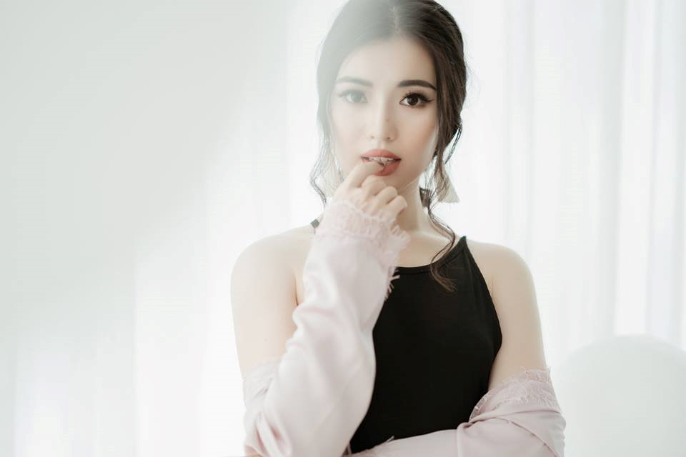 Vẻ quyến rũ của Hoa khôi Học viện Ngoại giao đối thoại với Jack Ma