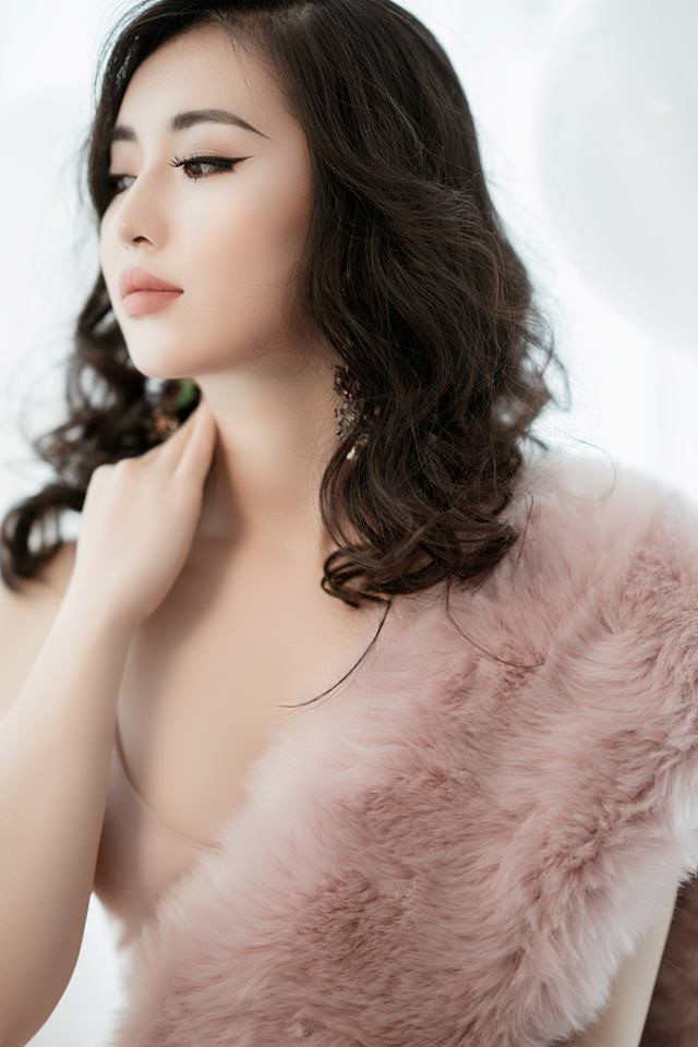 Vẻ quyến rũ của Hoa khôi Học viện Ngoại giao đối thoại với Jack Ma