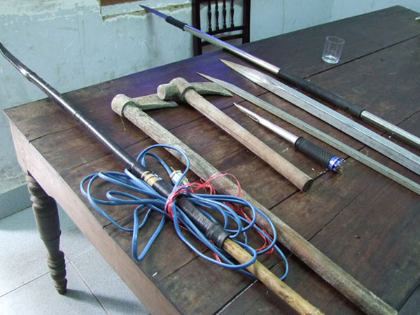 Khống chế vợ con đòi giải cứu em trai