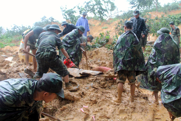 Lở đất vùi lấp 4 công nhân đang vận hành thủy điện
