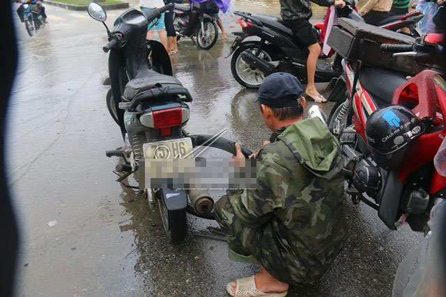 Mưu sinh trên phố ngập lũ ở Huế hốt bạc triệu mỗi ngày